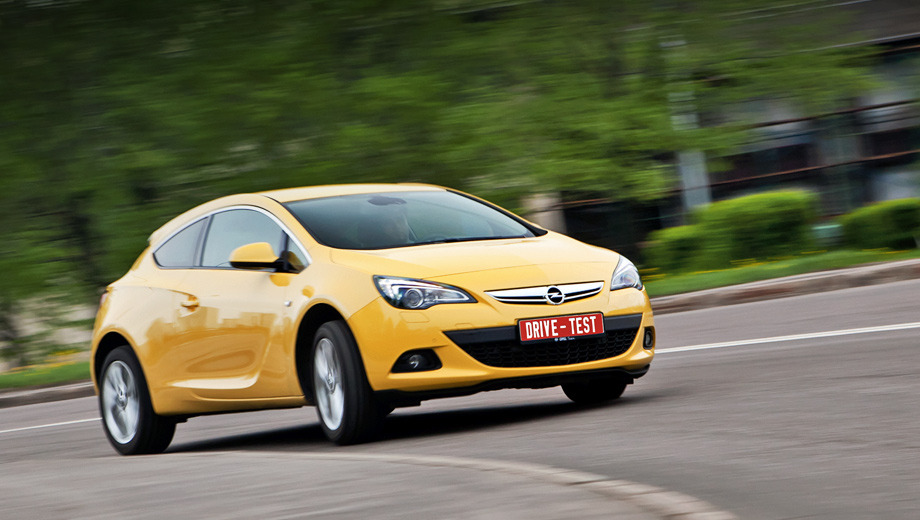Opel astra. В России Opel Astra GTC продаётся в двух комплектациях, с четырьмя бензиновыми и дизельными моторами и тремя типами коробок передач. Цены от 766 900 до 861 900 рублей. С января по апрель 2012 года у нас реализовано 2323 машины.