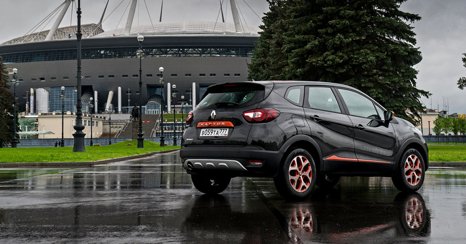 Путь от идеи до товарного автомобиля Renault Kaptur проделал за четыре года. Заложенный десять лет назад футбольный стадион на Крестовском острове Санкт-Петербурга, на фоне которого и снят кроссовер, всё ещё строится.