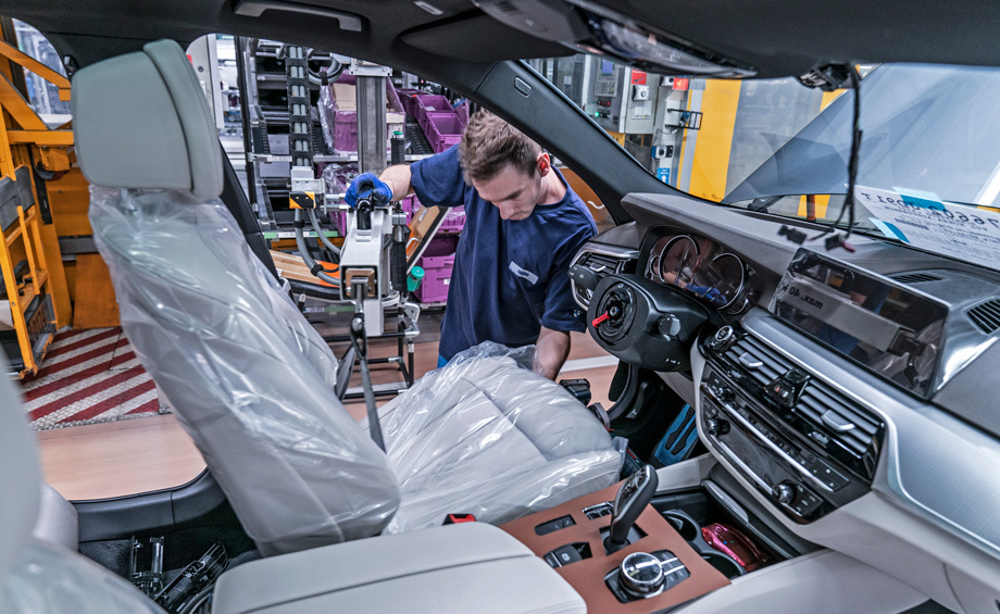             Новые «пятёрки» делают на заводе в немецком Дингольфинге, но он перегружен, поэтому с начала 2017 года выпуск наладят ещё и в австрийском Граце силами компании Magna Steyr. Длиннобазным вариантом для Китая, как и прежде, займётся предприятие BMW Brilliance.
