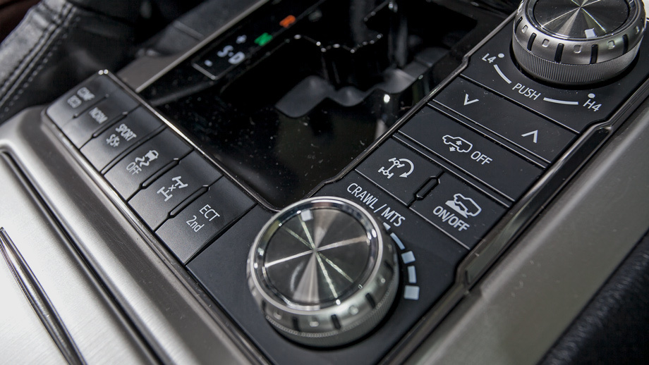  Представляя вариант Executive, в Тойоте целились в Mercedes GLS 350/400, подчёркивая, что за те же деньги тот оснащён «откровенно слабо». На бездорожье армия электронных помощников борется и с лишним весом самого Крузера. 