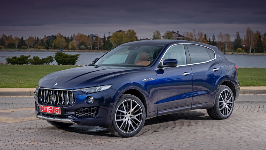 Maserati levante. Дилеры оперируют ценами в евро. Базовый Levante с дизелем (275 л.с.) стоит 5,3 млн рублей на момент публикации. Версия с бензиновым V6 (350 л.с.) — от 5,53 млн, а Levante S, как тестовый, — минимум 7,1 млн. Уходящий Cayenne Diesel (245 л.с.) отдают за 4,9 млн, а «эску» (430 л.с) — за 6,2 млн.